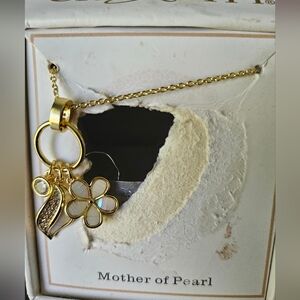 Mother of pearl necklace Gold toneLeaf and flower pendantsBox is damaged. How